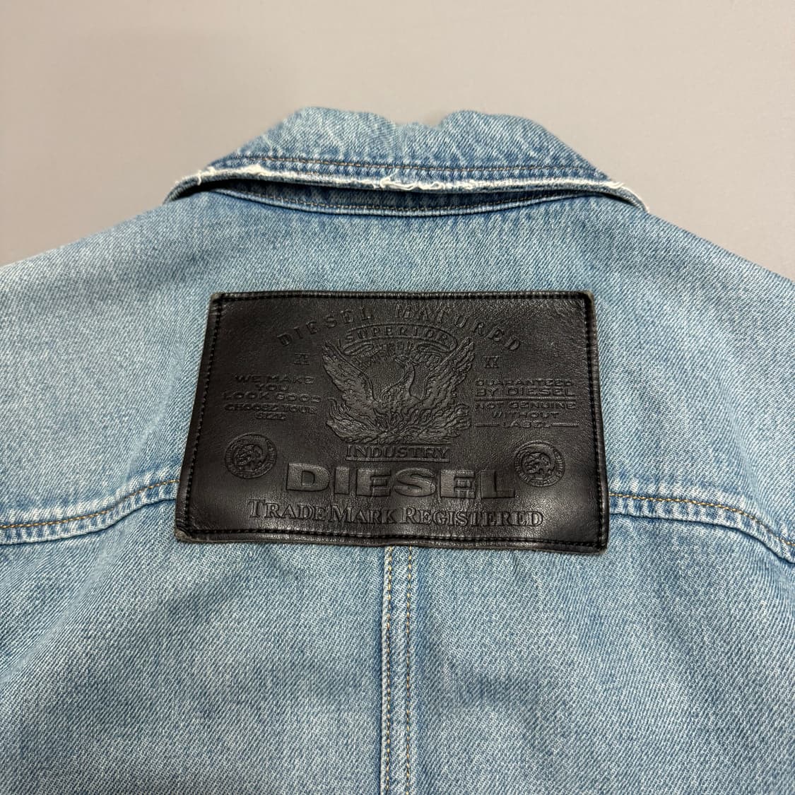 디젤(DIESEL) 라이트블루컬러 워시드 데님 컷아웃 커버올 자켓 상품이미지8