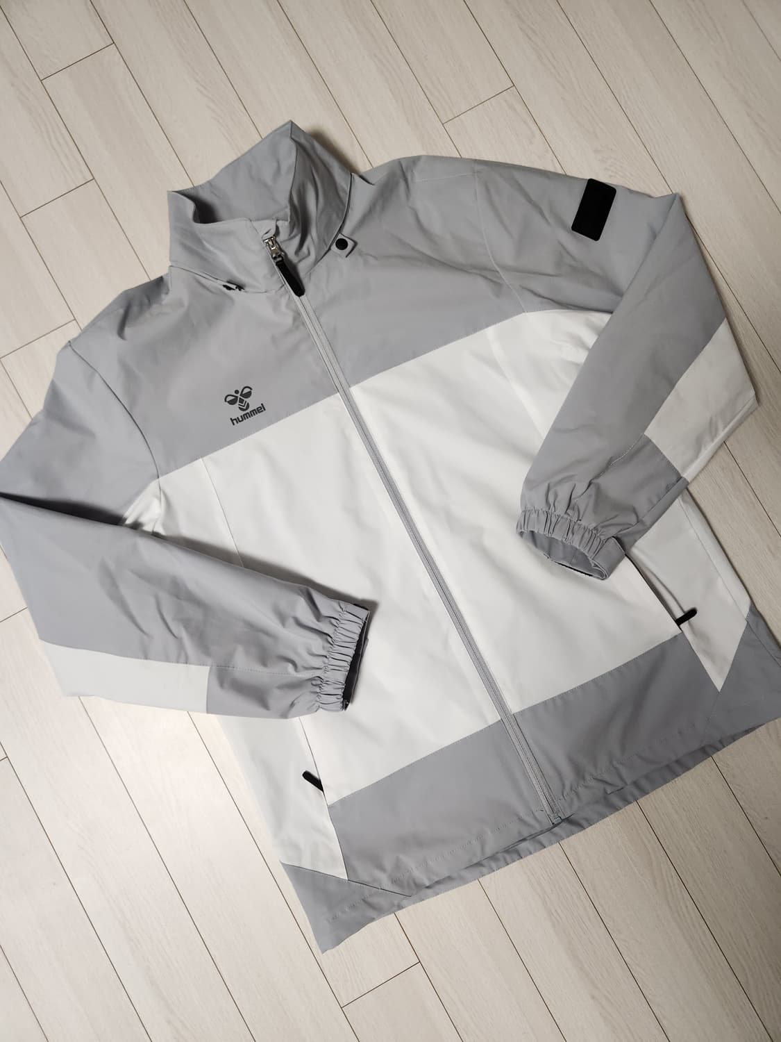 새상품급)험멜 바람막이 사이즈110

모자 없어서 싸게내놔요

거의새거에 상품이미지1