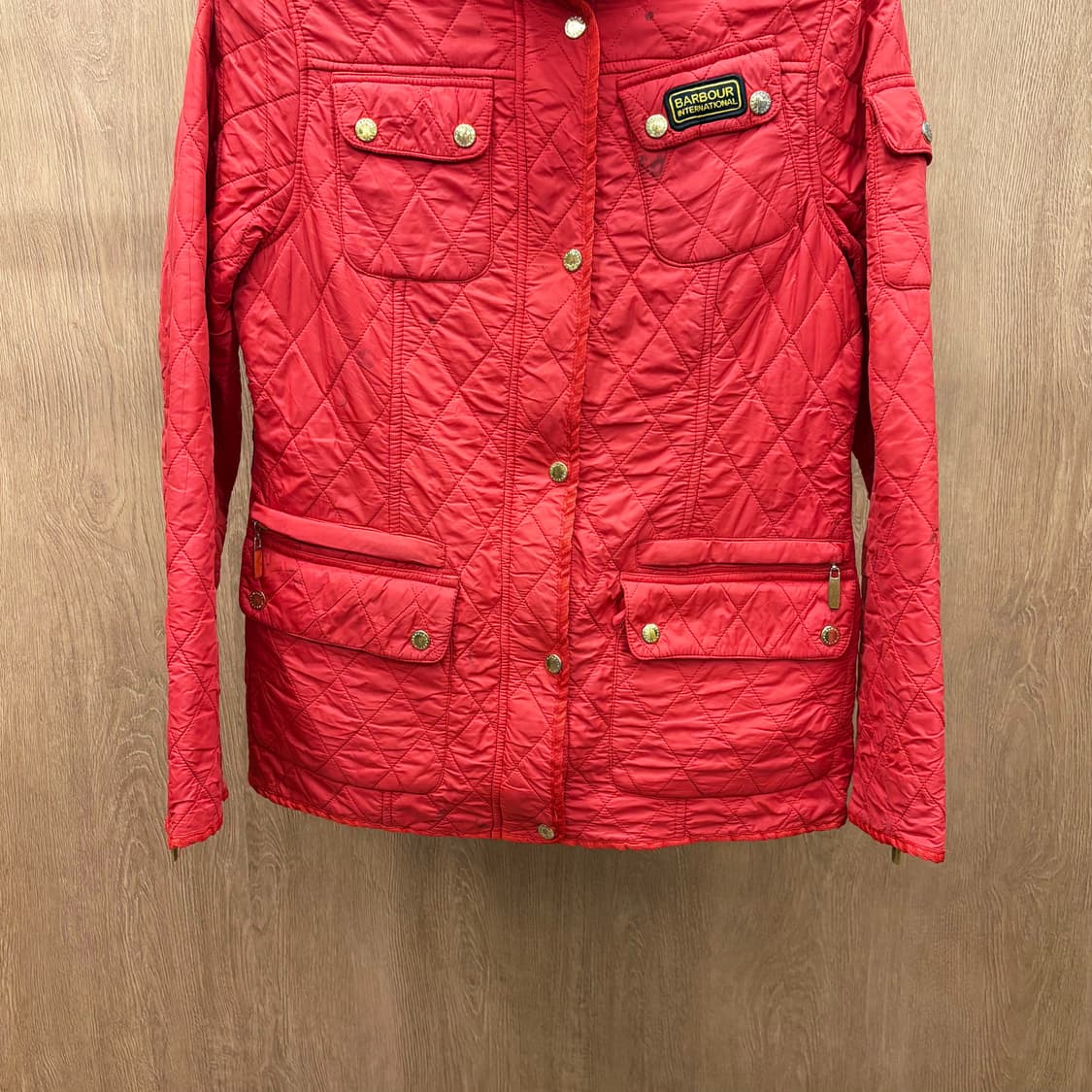 바버 하이넥 퀄팅 자켓 골드 스냅 버튼 플랩 포켓 로고 패치 디테일 레드 상품이미지5