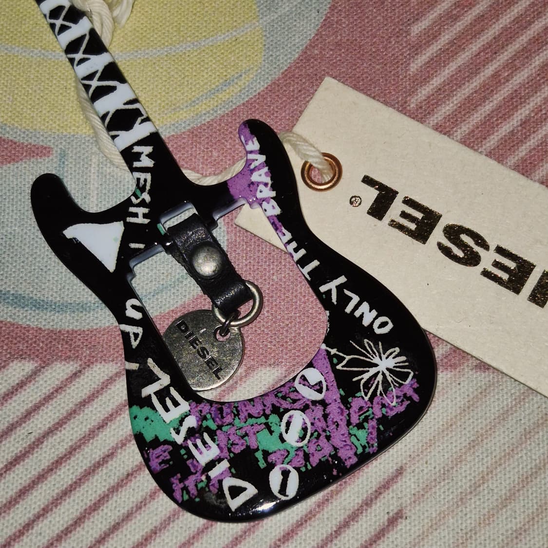 00s 디젤 레트로 그래피티 메탈 기타 빅 키링 상품이미지8