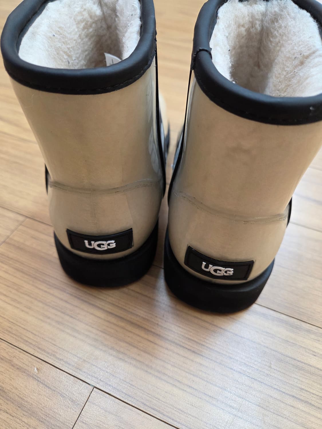 UGG 어그 클리어 부츠 베이지 색상 230mm 입니다. 독특한 디자인이 상품이미지4