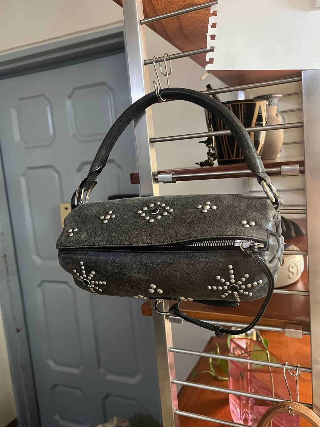 오픈와이와이 스터드 필로우 핸들백 상품이미지1