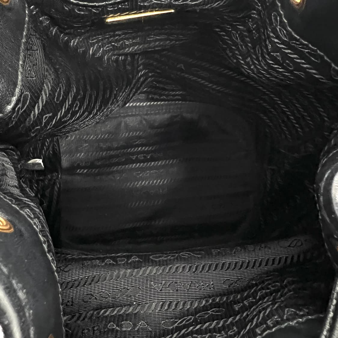 프라다 삼각로고 레더 버킷백 블랙 (1BH038) 상품이미지7