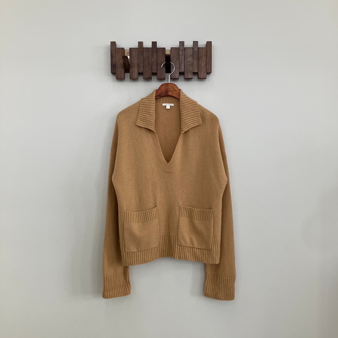 코스 사이드 트임 폴로 스웨터 상품이미지1