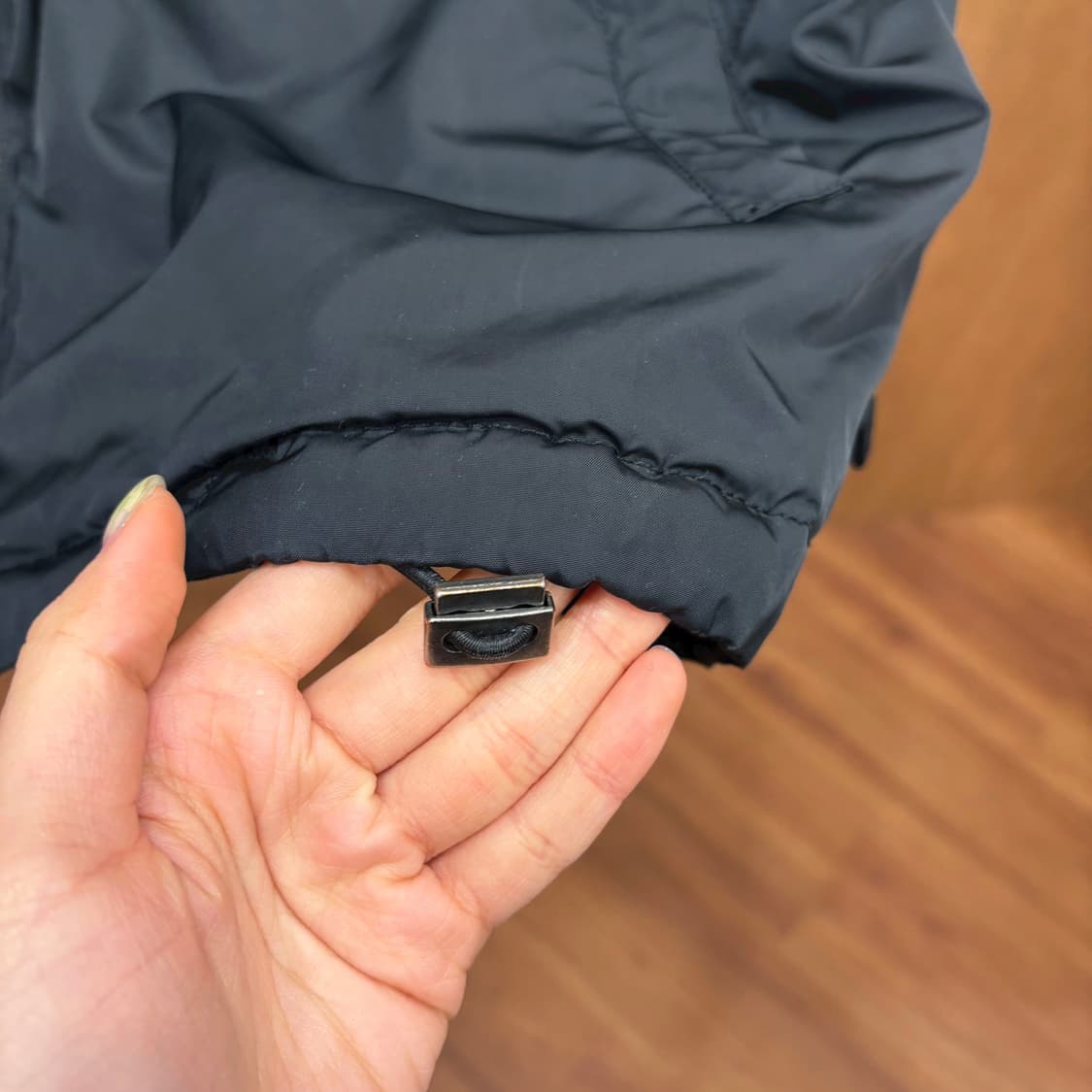 버버리 하이넥 경량 패딩 베스트 드로우 스트링 디테일 레귤러핏 블랙 상품이미지6