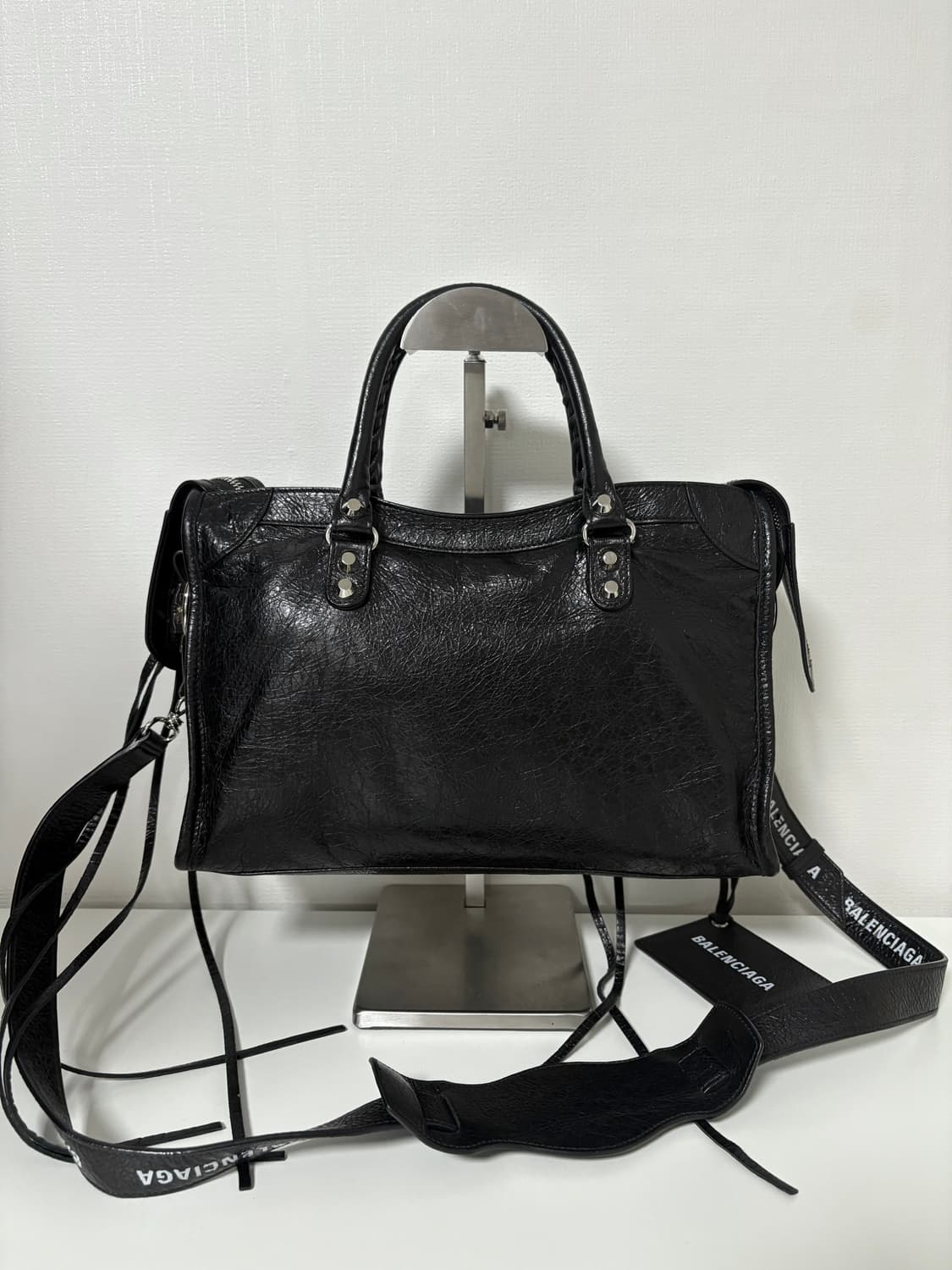 발렌시아가 시티 모터백 스몰 로고스트랩 상품이미지4