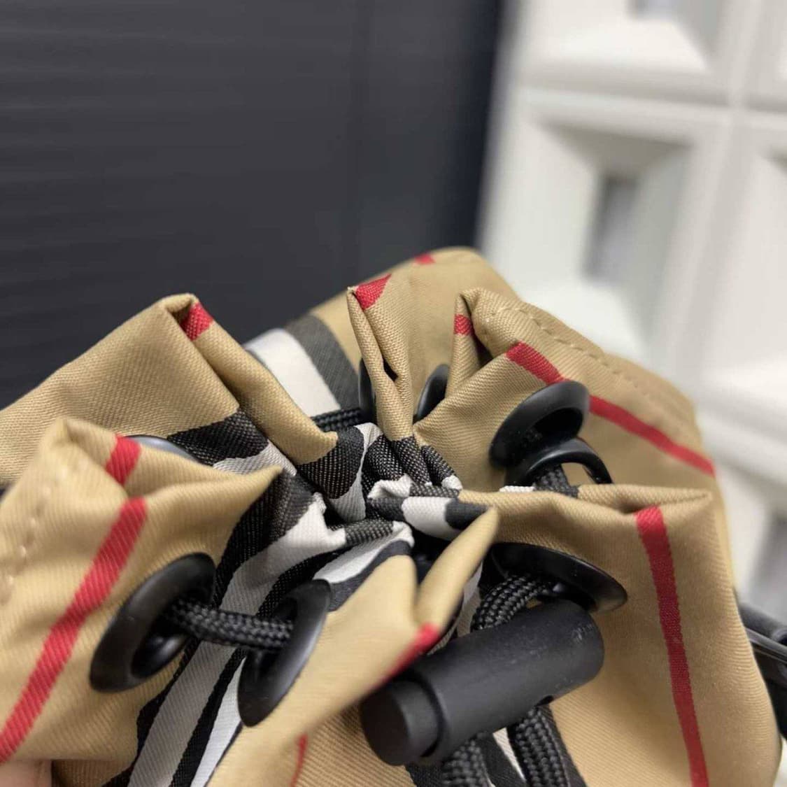 버버리(Burberry) 미니 체크 버킷 백 상품이미지3