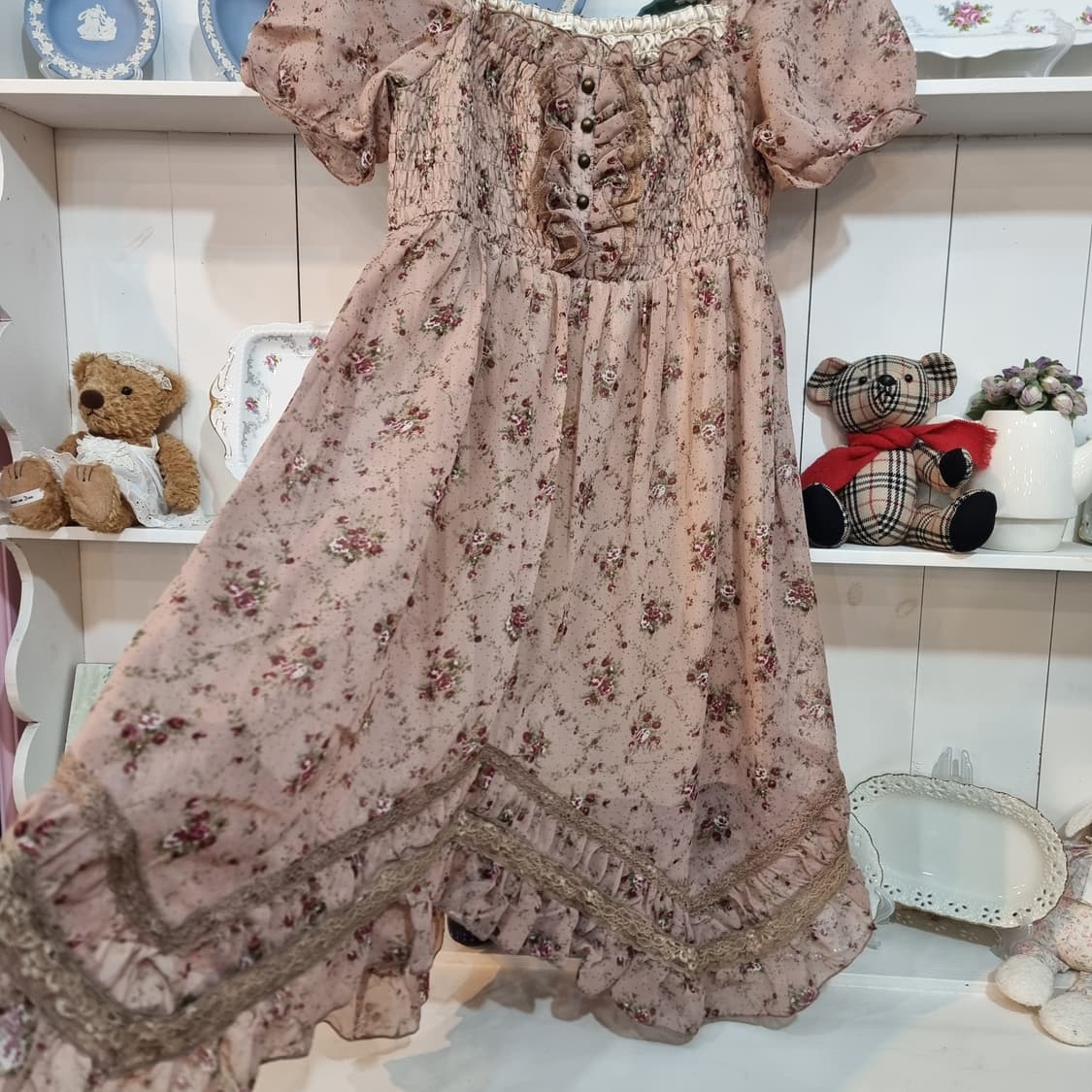 엑시즈팜(axes femme) 로즈 플라워 셔링 스모크 오프숄더 원피스 상품이미지5