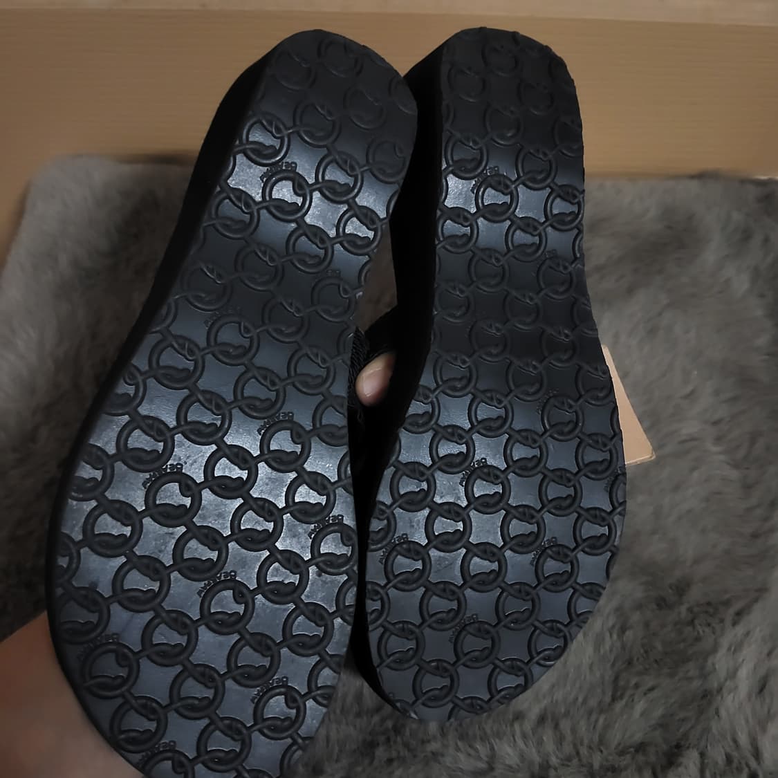 새상품 New 베어파우 BEARPAW 블랙 쪼리 웨지힐 샌들 230 상품이미지4