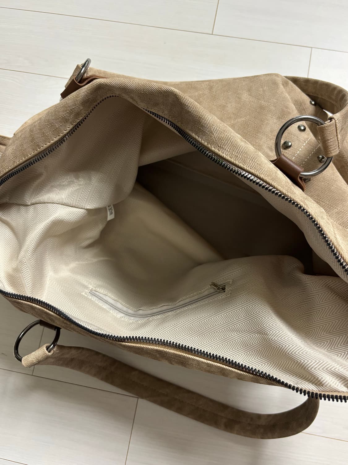 에이블리 지그재그 스터드 빅 숄더백 토트백 베이지 상품이미지4