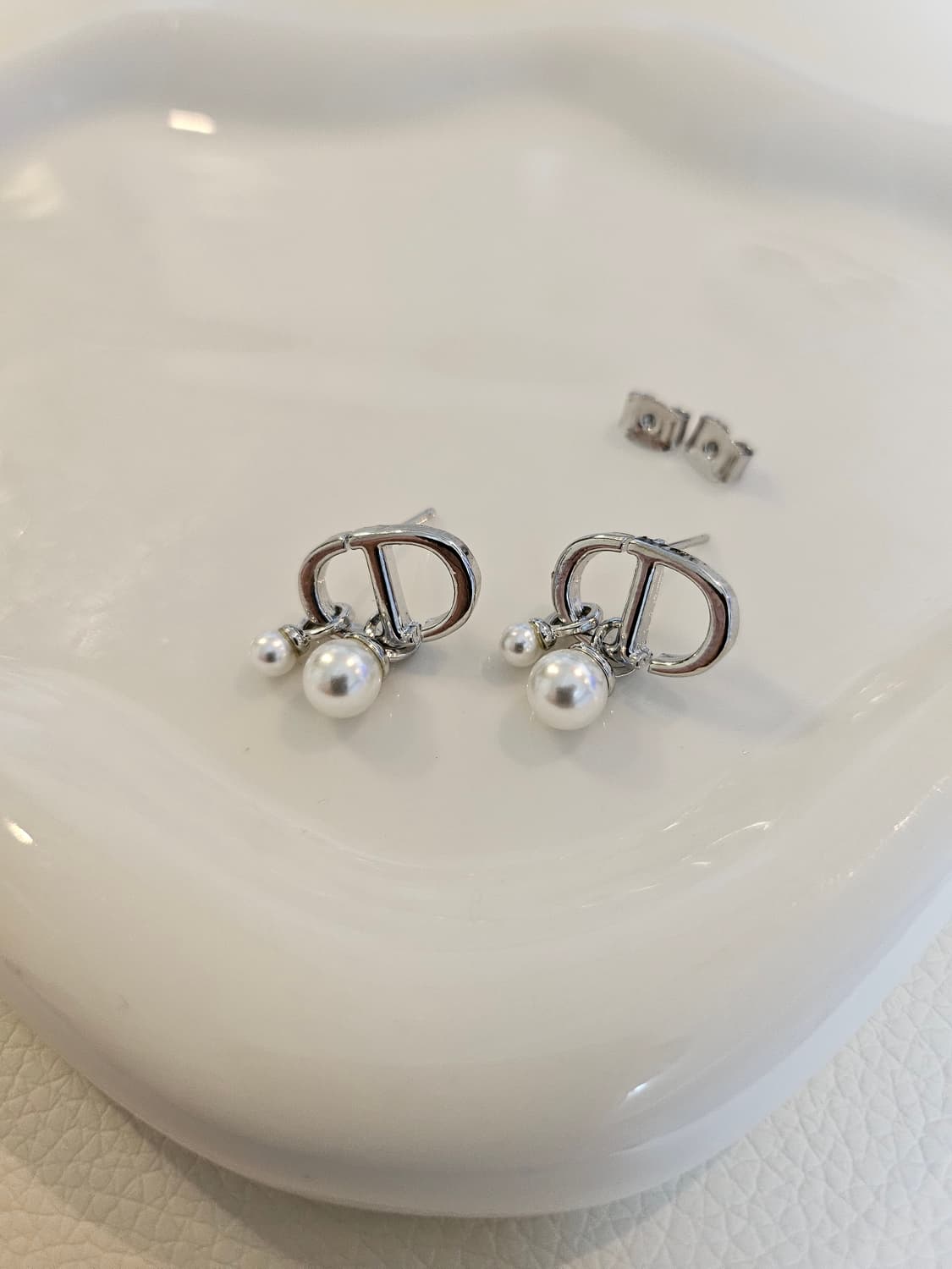디올 업사이클링 드롭진주 실버 귀걸이 상품이미지5