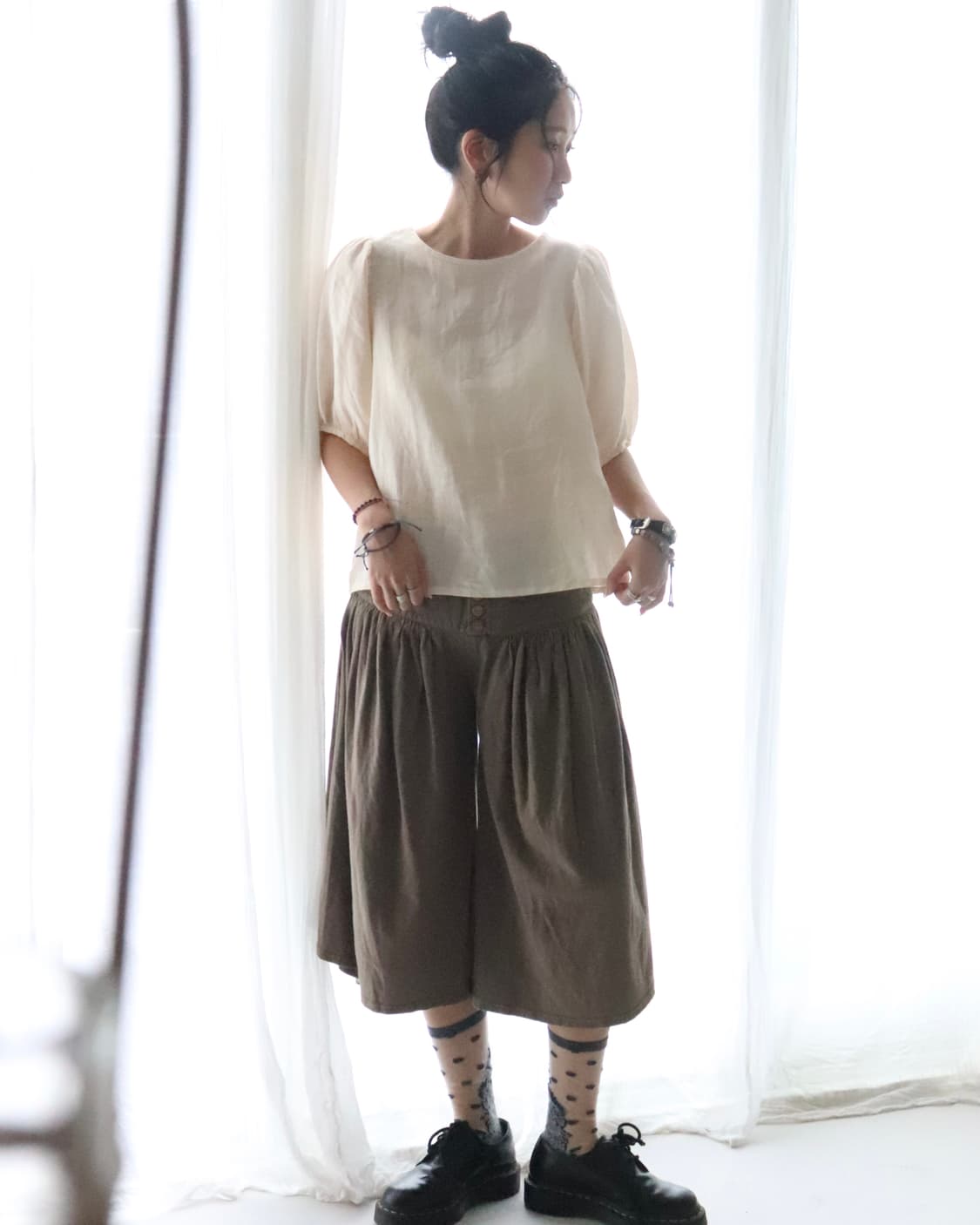 [Crisp] Back Ribbon Puff Linen Blouse 상품이미지4
