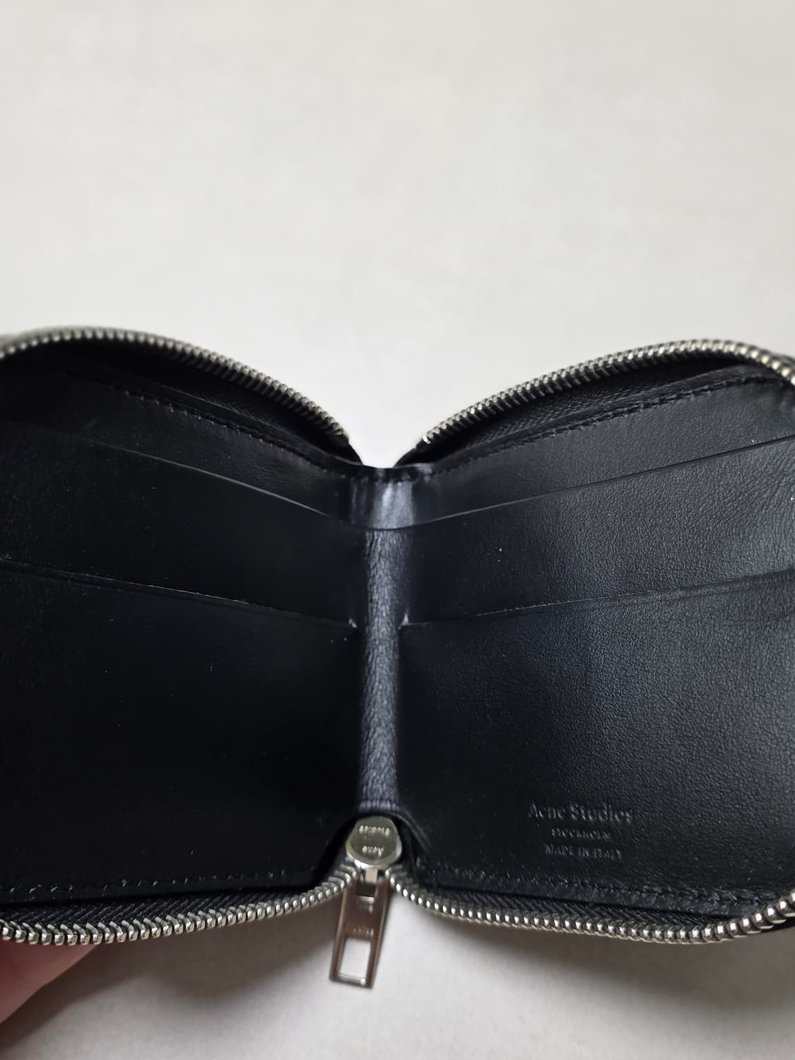 아크네 스튜디오 블랙 가죽 반지갑  zip wallet 상품이미지2