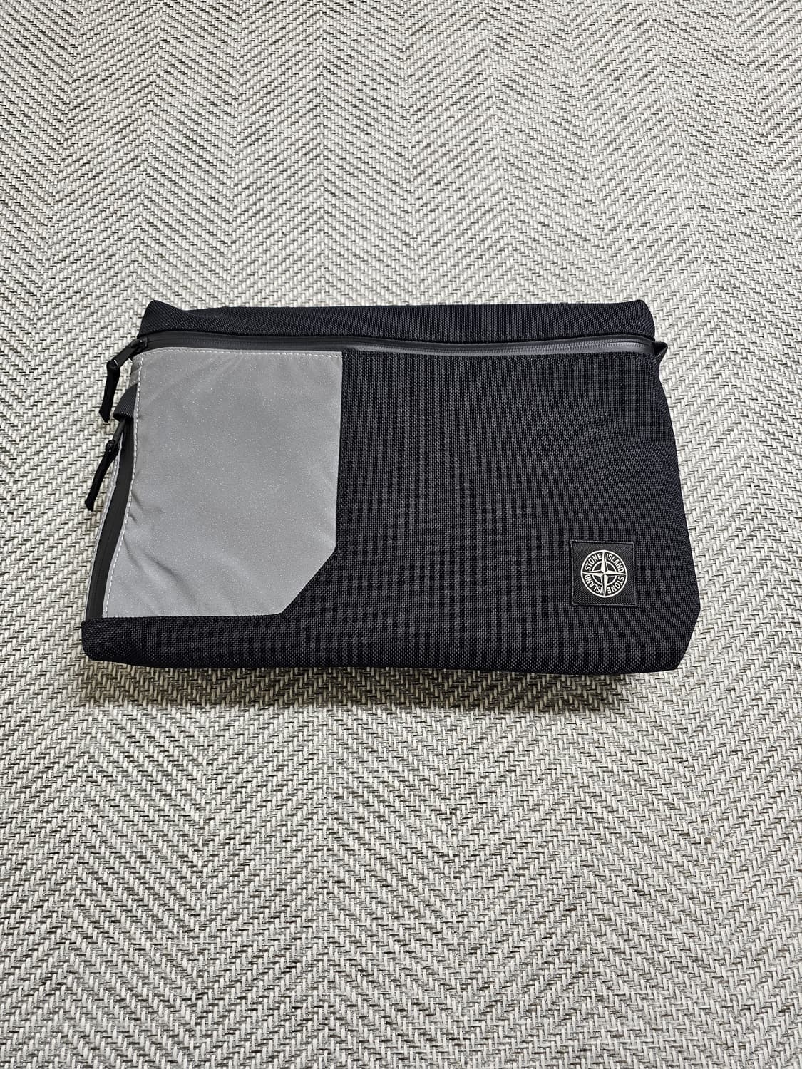 스톤아일랜드 리플렉티브 클러치 상품이미지1