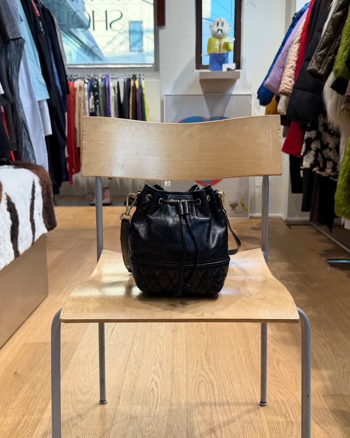 미우미우 블랙 나파 마테라쎄 버킷 숄더백  상품이미지1