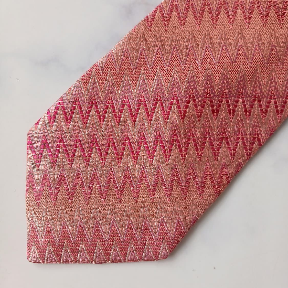 미쏘니 실크 핑크 지그재그 패턴 넥타이 9.7cm A+~A등급 E926
 상품이미지6