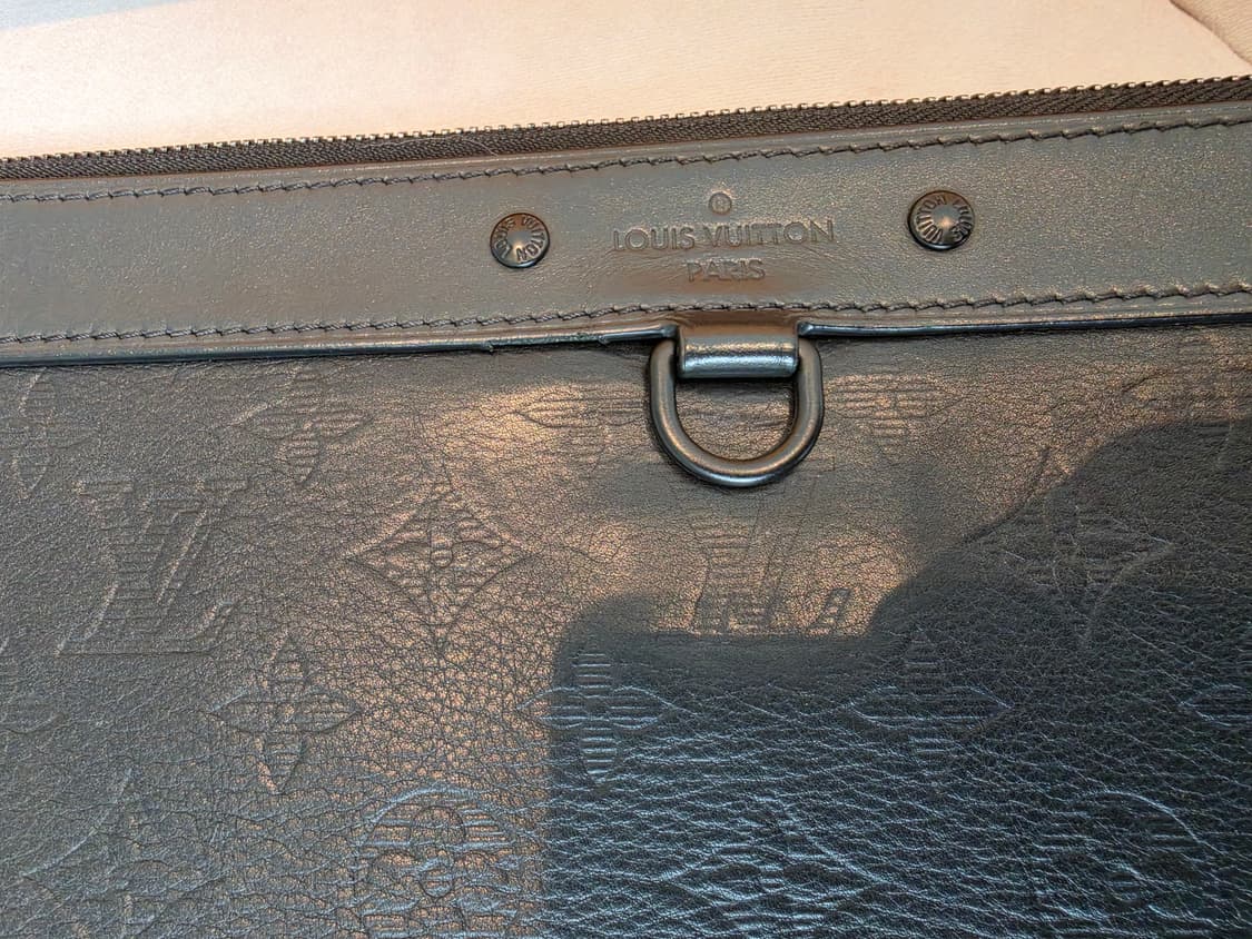 루이비통 모노그램 섀도우 레더 포쉐트 클러치 블랙 상품이미지3