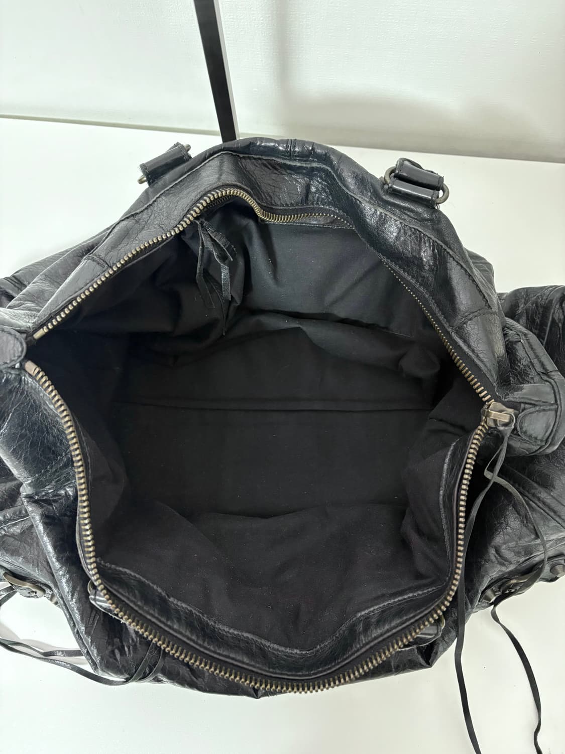 발렌시아가 위켄더 모터백 블랙 상품이미지10