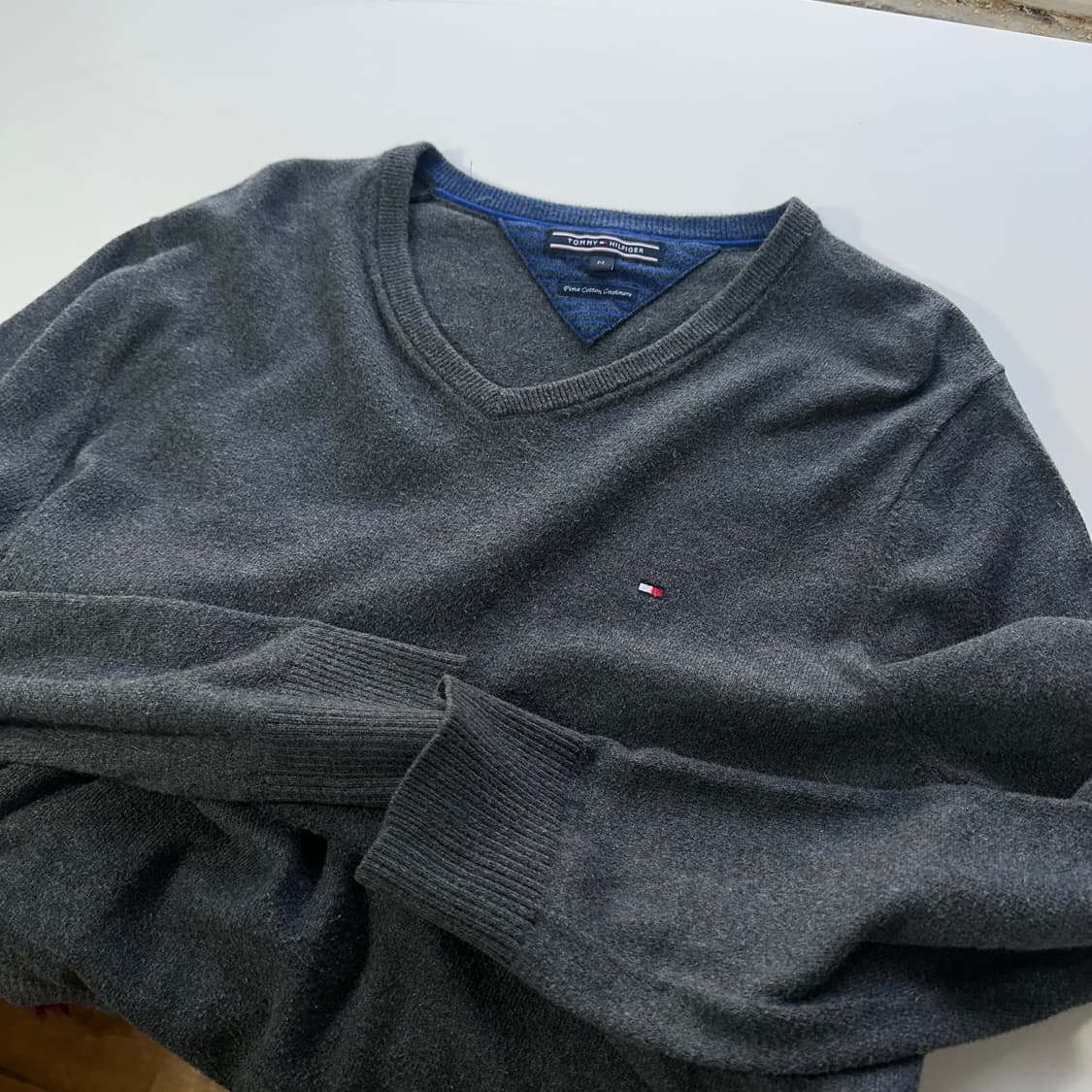 M 95 타미힐피거 챠콜 캐시미어혼방 얇은피마코튼 브이넥니트 상품이미지1