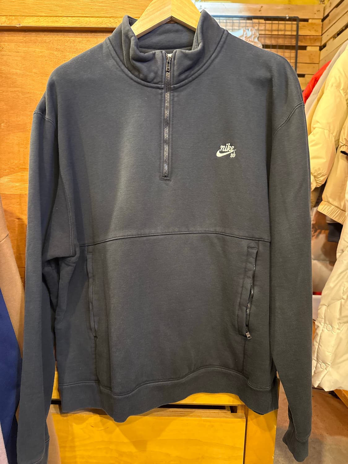 나이키SB 자수로고 블랙 반집업 맨투맨 상품이미지1