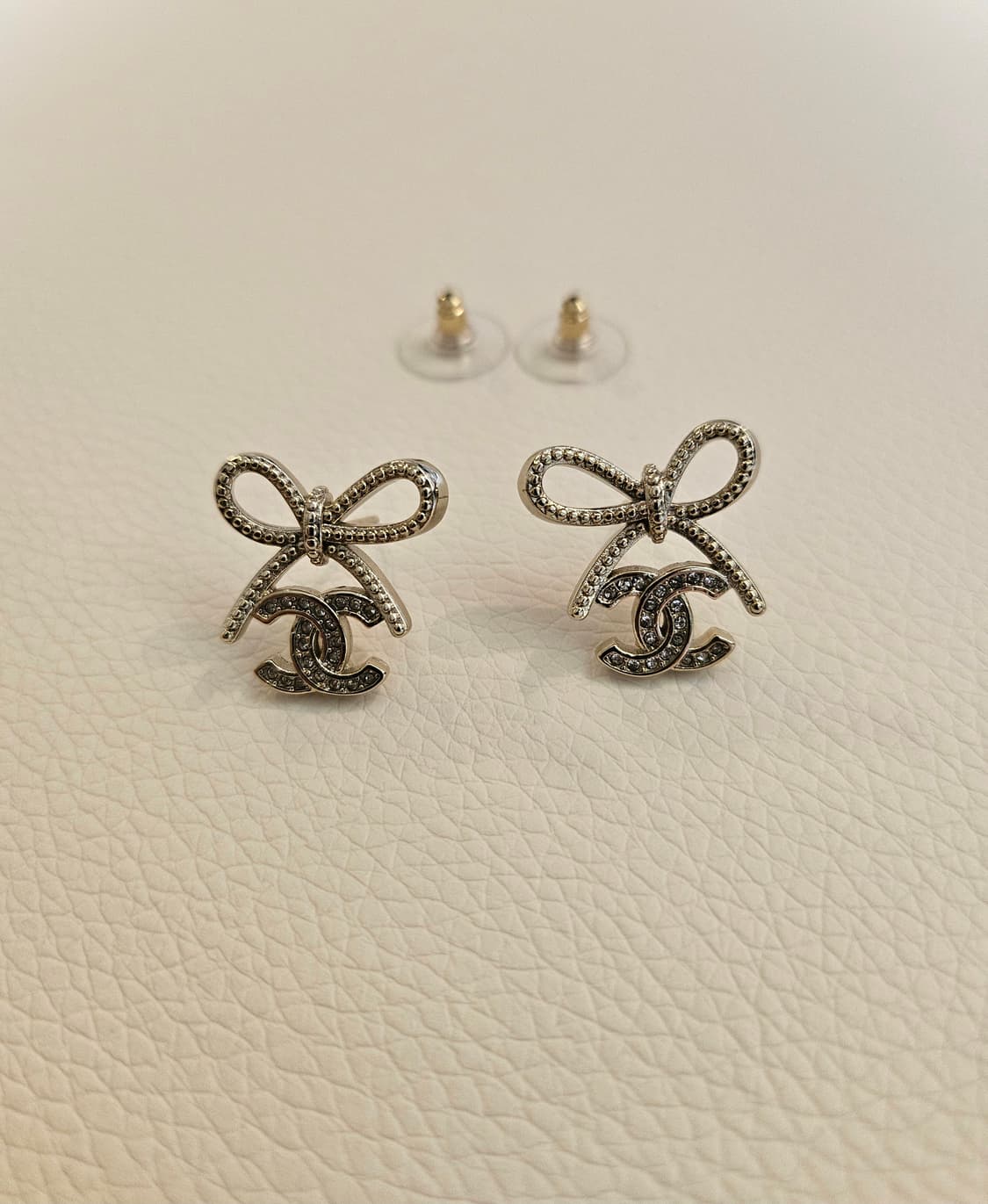 샤넬 샴페인골드 리본 CC로고 귀걸이 업사이클링 상품이미지2