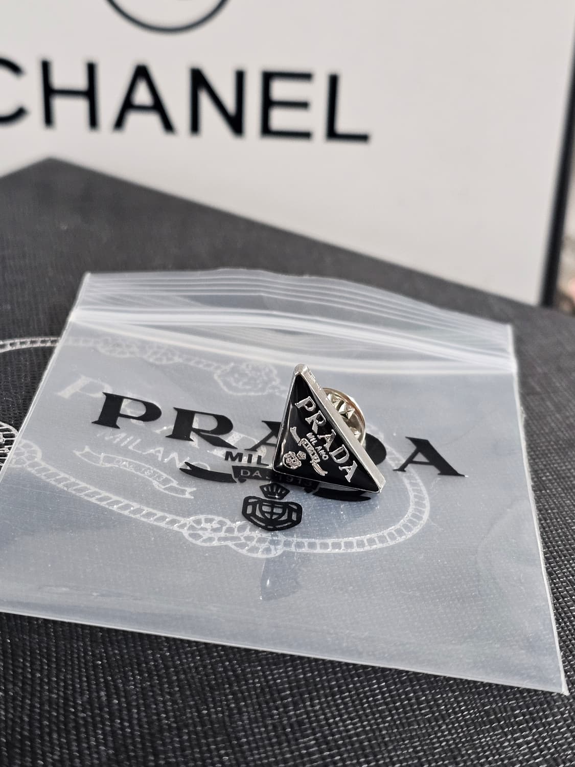 빈티지 프라다 유광 블랙 브로치 침형 상품이미지5