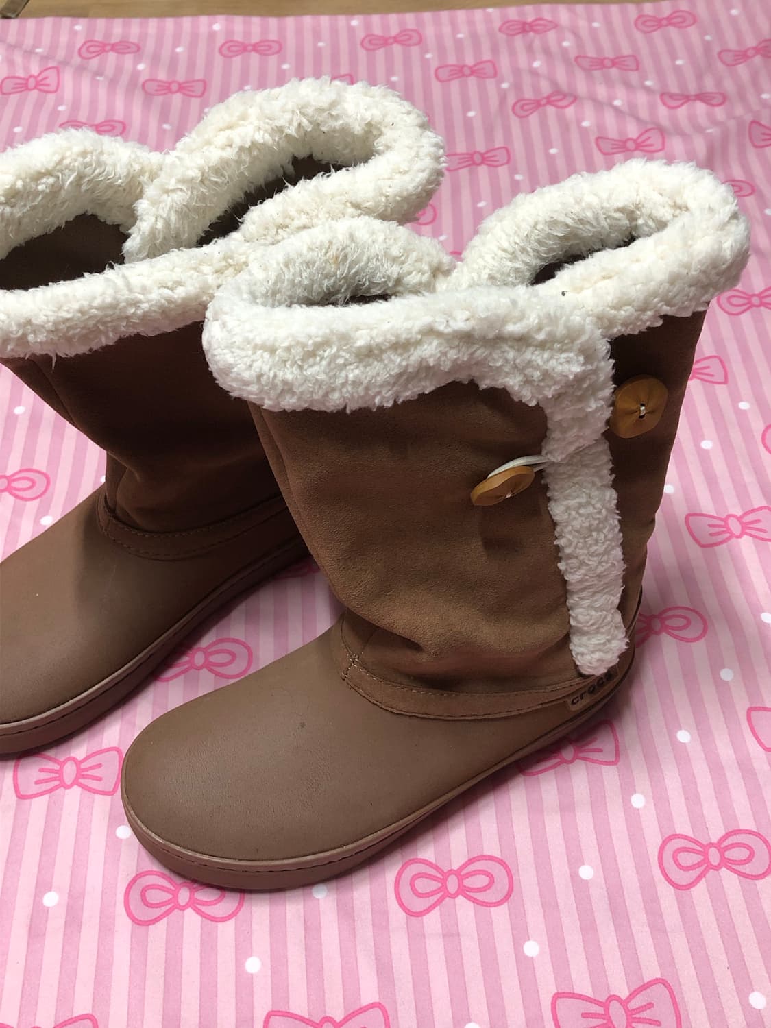 크록스 스웨이드 코코아 양털 버튼 부츠 상품이미지2