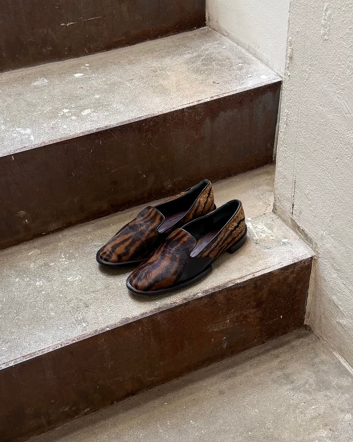 질샌더 브라운 타이거 프린트 고트 레더 로퍼 상품이미지1