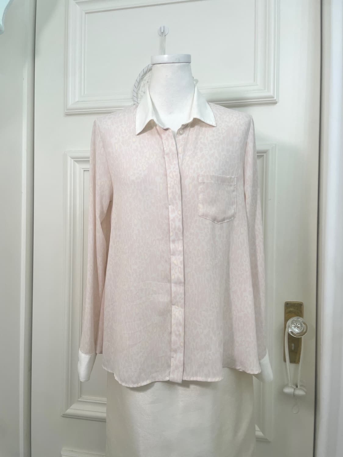 pink ivory leopard basic collar blouse 상품이미지1