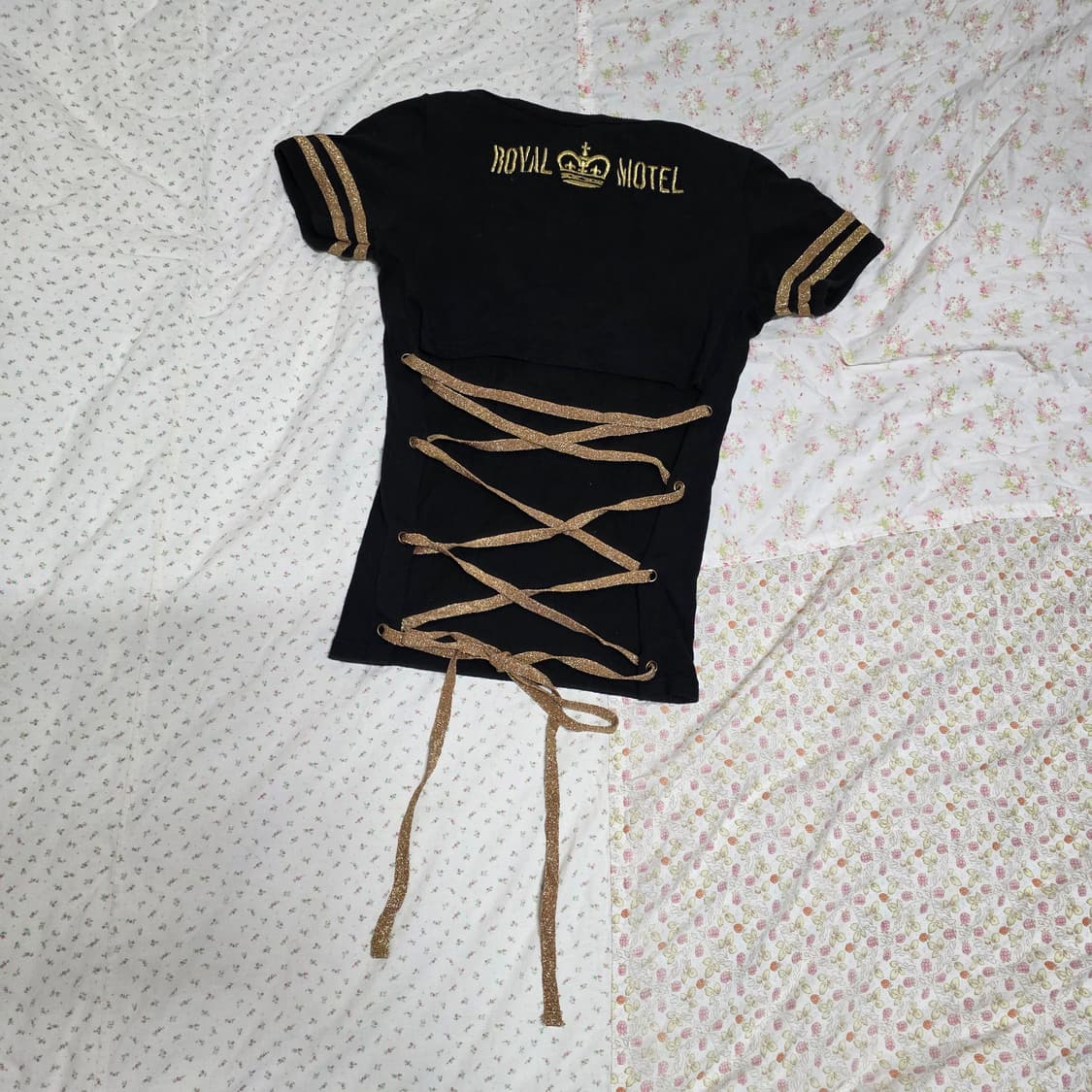 d.i.a 오네갸루 백 스트링 리본 골드 레터링 펑크 반팔 상품이미지3