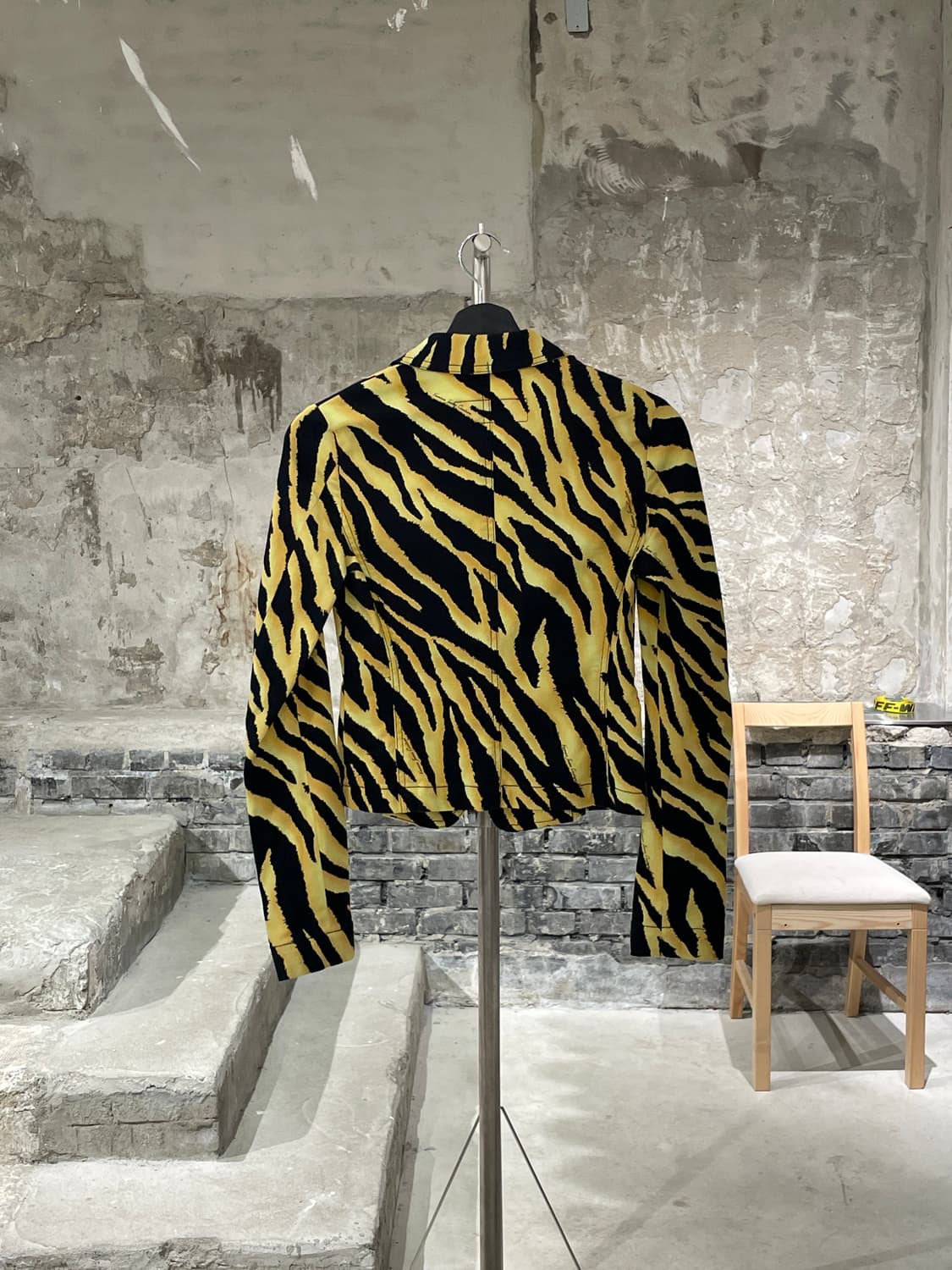 베르사체 진스 꾸뛰르 옐로우 타이거 크롭 슬림 자켓 상품이미지6