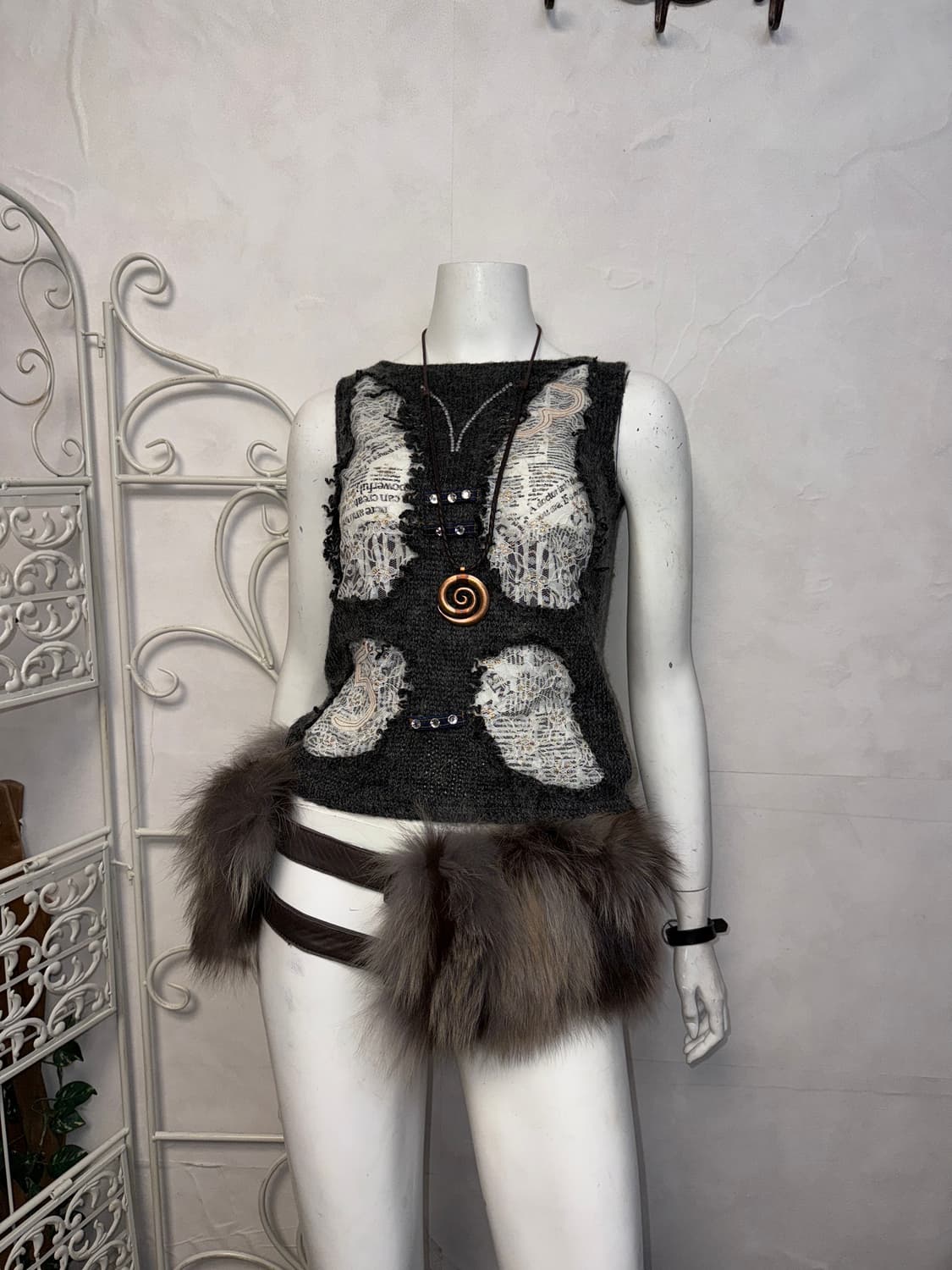 Charcoal grunge lace butterfly 슬리브리스 상품이미지4