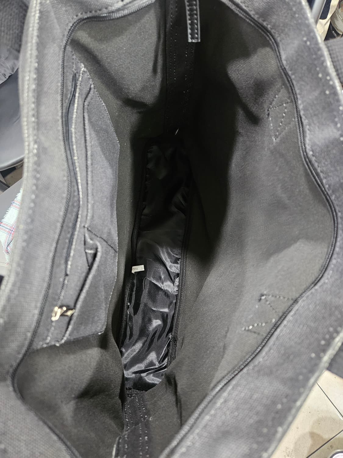 게스(Guess) 클라우디아쉬퍼 한정판 캔버스 토드백 블랙 상품이미지7