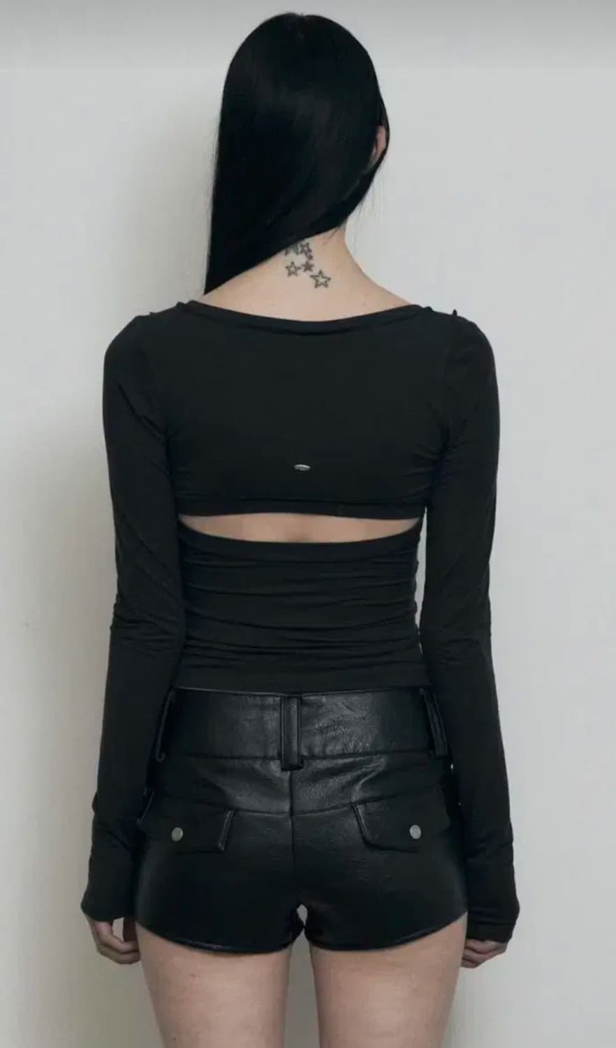 보헤미안서울 브이넥 백 홀 롱슬리브 상품이미지2