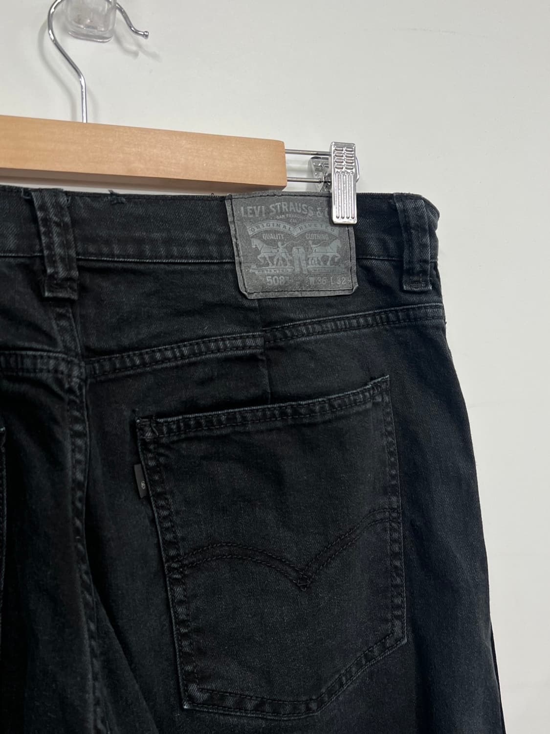 리바이스 508 흑청 레귤러 테이퍼드 블랙 데님 팬츠 상품이미지2