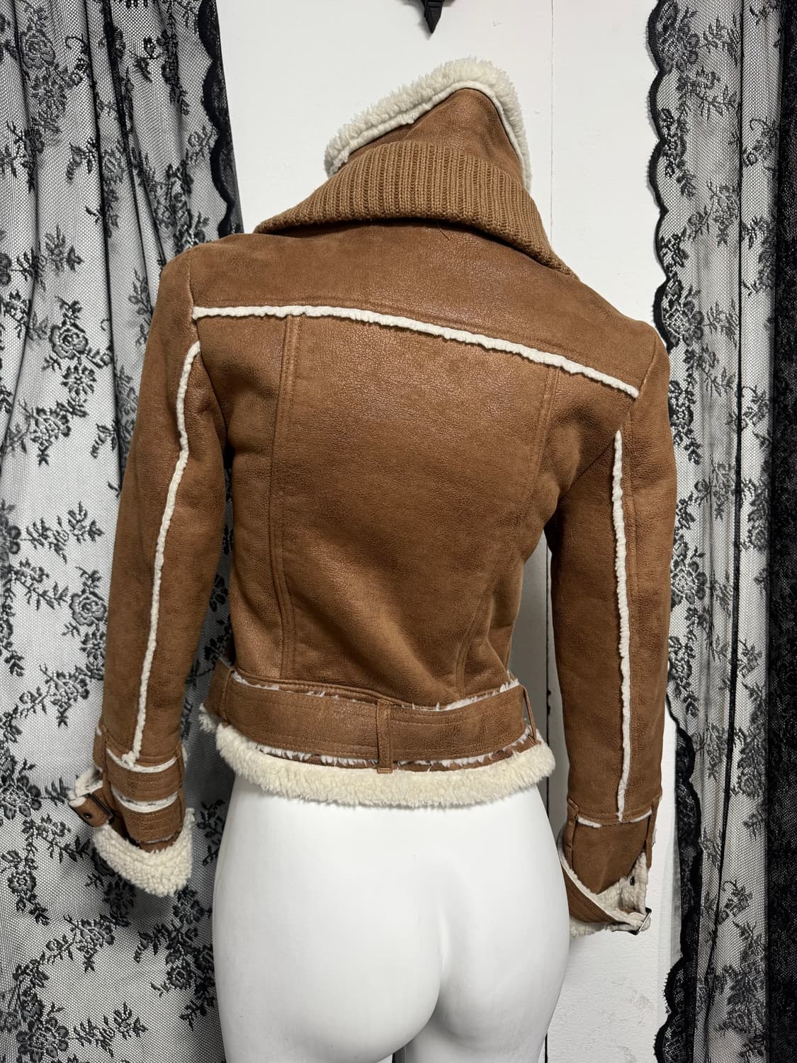 High-Neck Buckle Shearling Jacket 상품이미지5