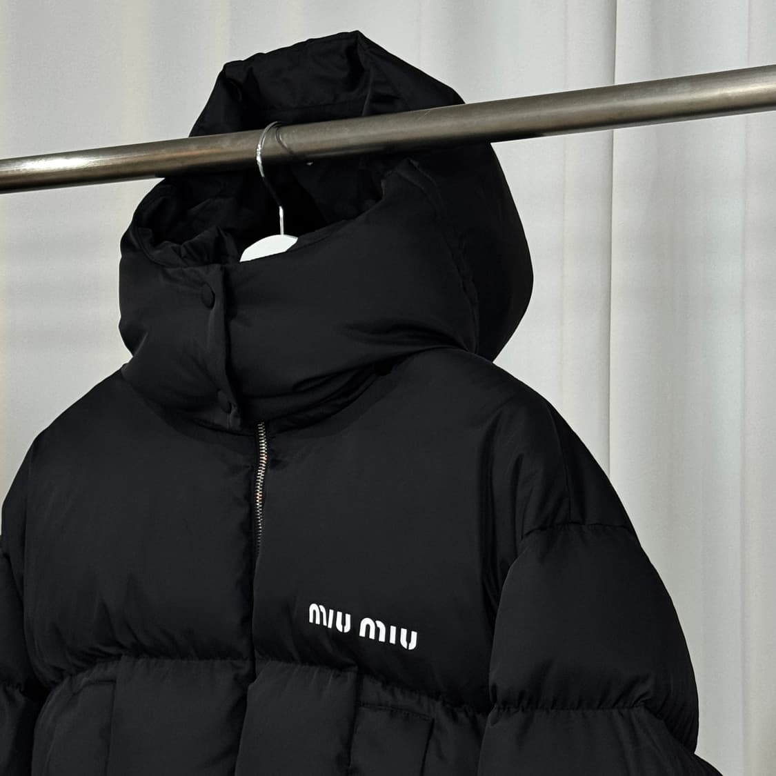 (42) 미우미우 크롭 후드 패딩 나일론 다운 상품이미지3