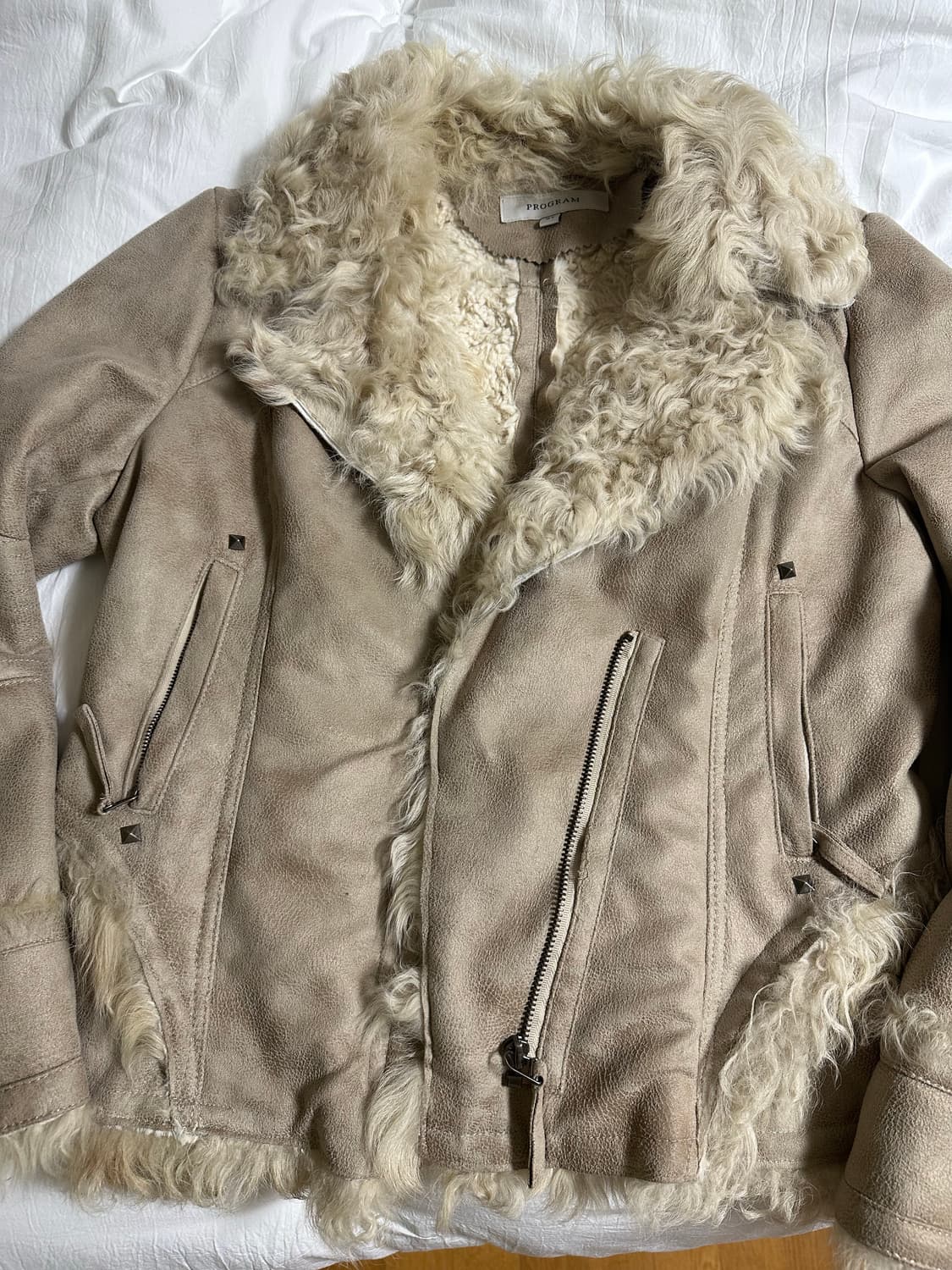 베이지 빈티지 스터드 무스탕 상품이미지1