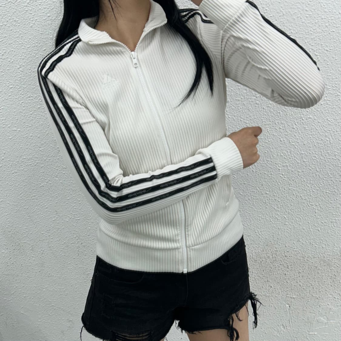 아디다스 블랙라인 화이트 플리츠 트랙탑 XS 상품이미지1