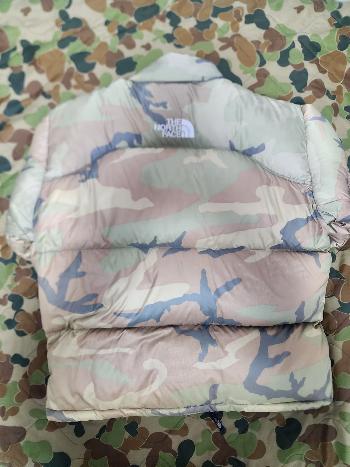 노스페이스 센터로고 눕시 카모 패딩 상품이미지4