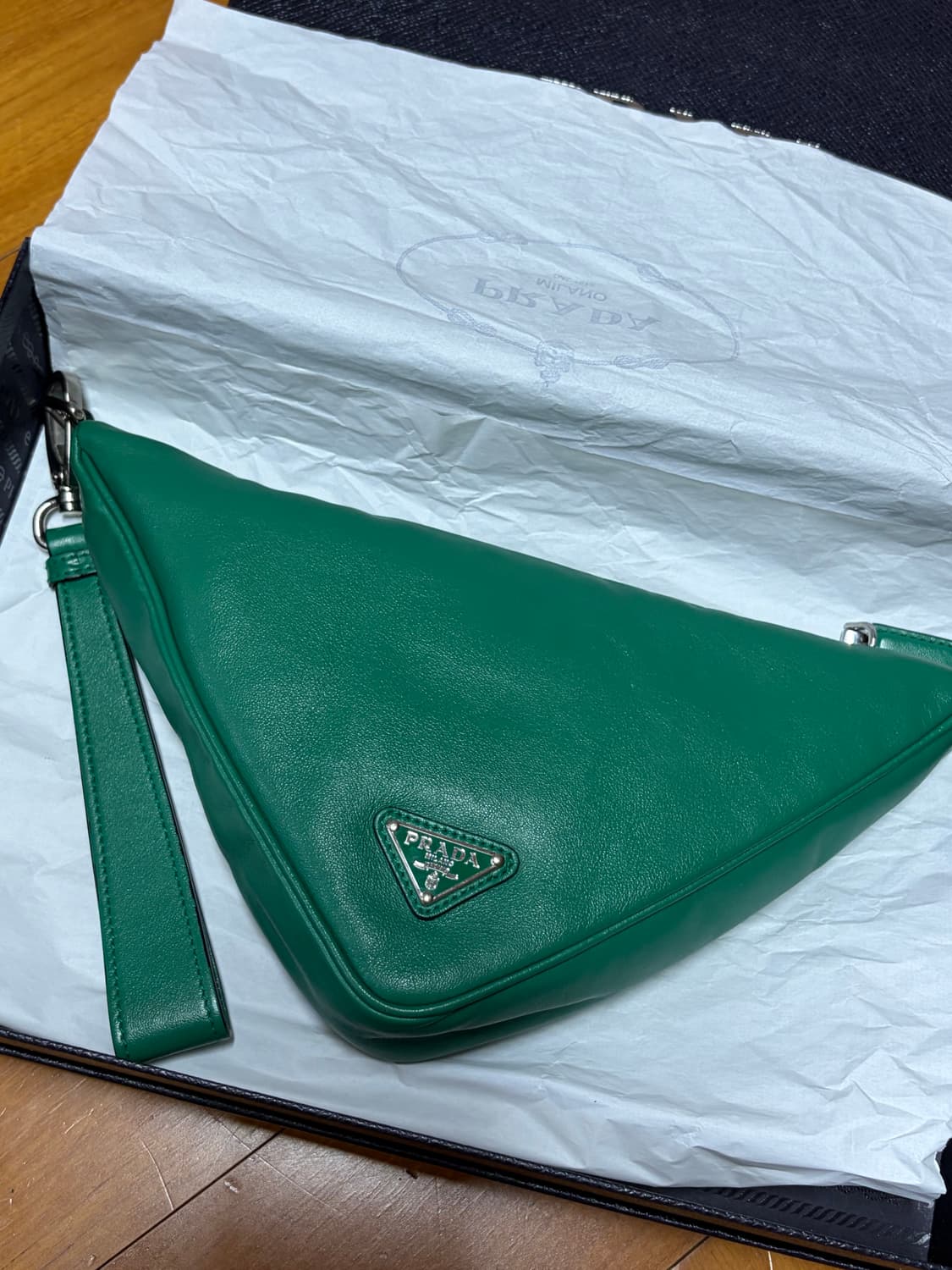 프라다 그레이스 럭스 트라이앵글 엠보싱 로고 파우치백 상품이미지2