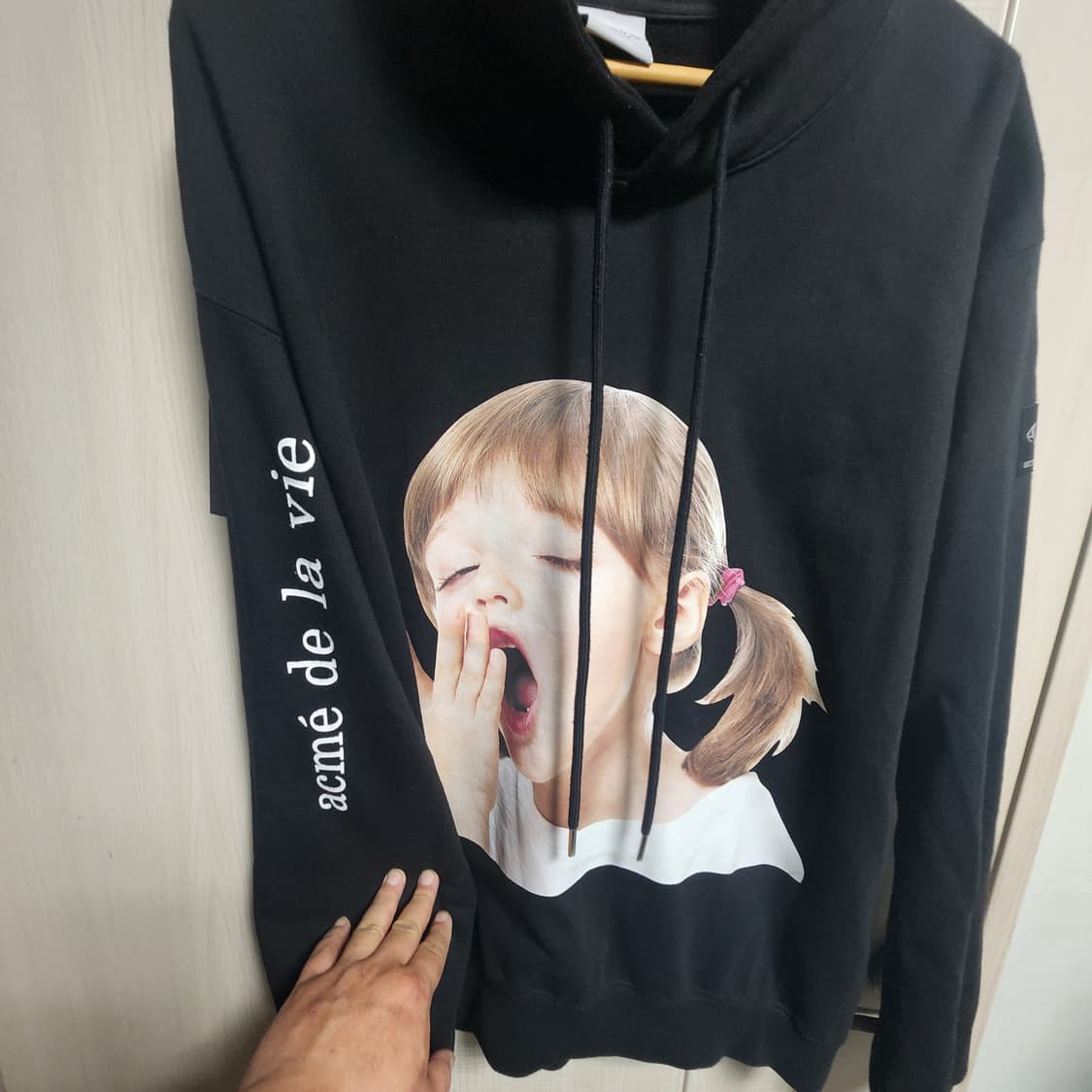Adv 아크메드라비 베이비 페이스 블랙 후드티 상품이미지3
