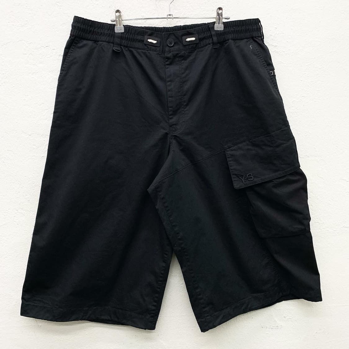 Y-3 블랙 오버사이즈 로고 밴딩 하프 팬츠   상품이미지2