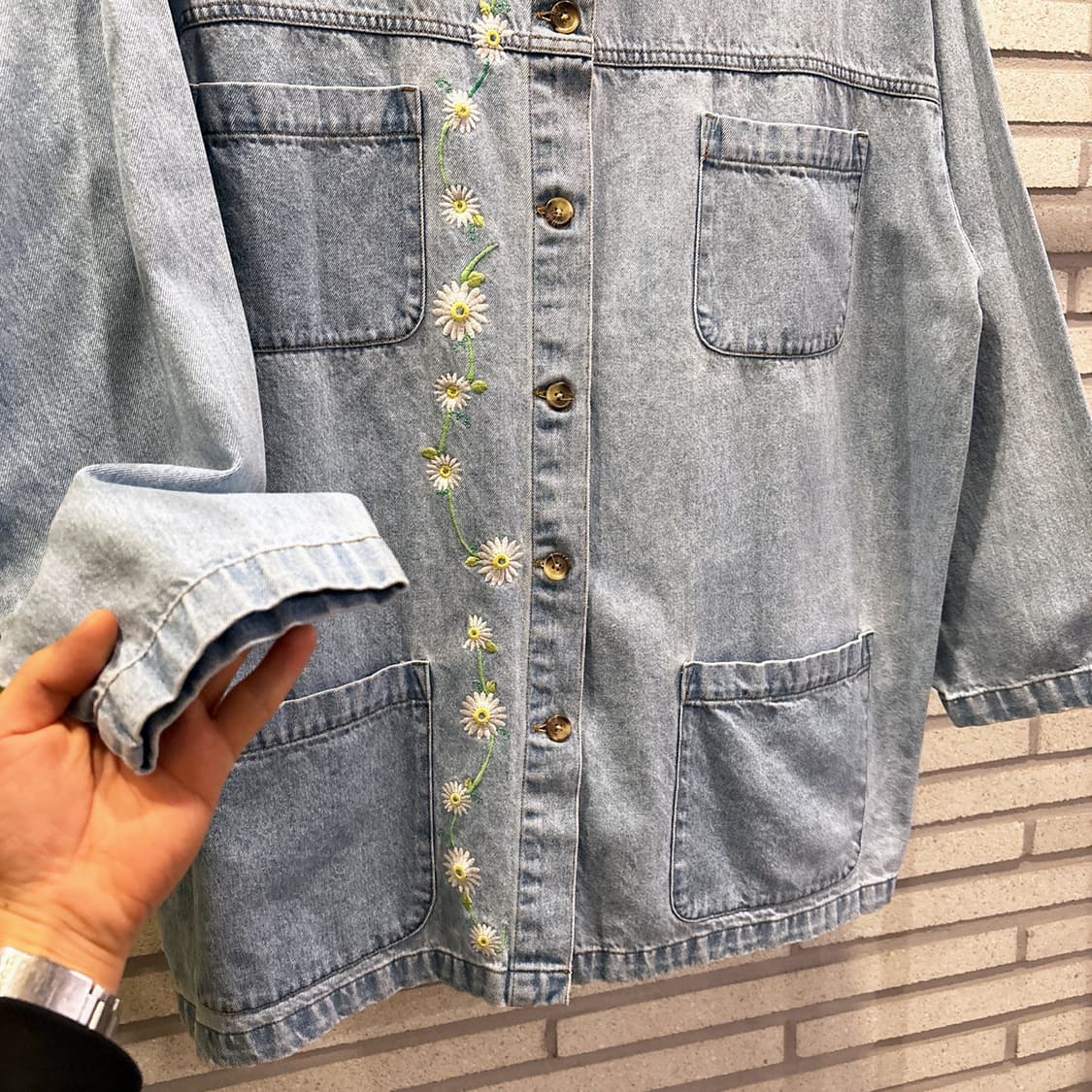 캐빈크릭 데이지 데님 워크자켓 4포켓 자수 디테일 연청 10% 할인 상품이미지5