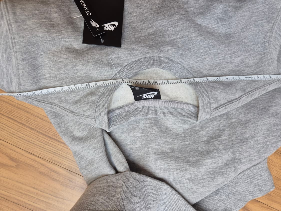 택 달린 나이키 맨투맨 M사이즈 새상품입니다. 회색 무난한 색상이라 어디 상품이미지8