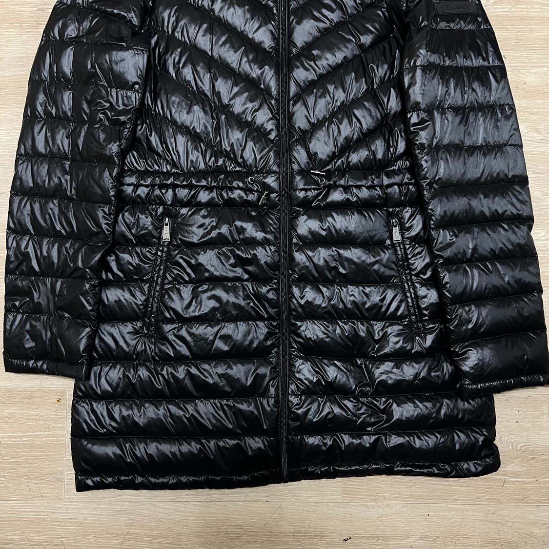 DKNY 도나카란 여성 다운 후드 경량 롱패딩 점퍼 [블랙] M/95 상품이미지3