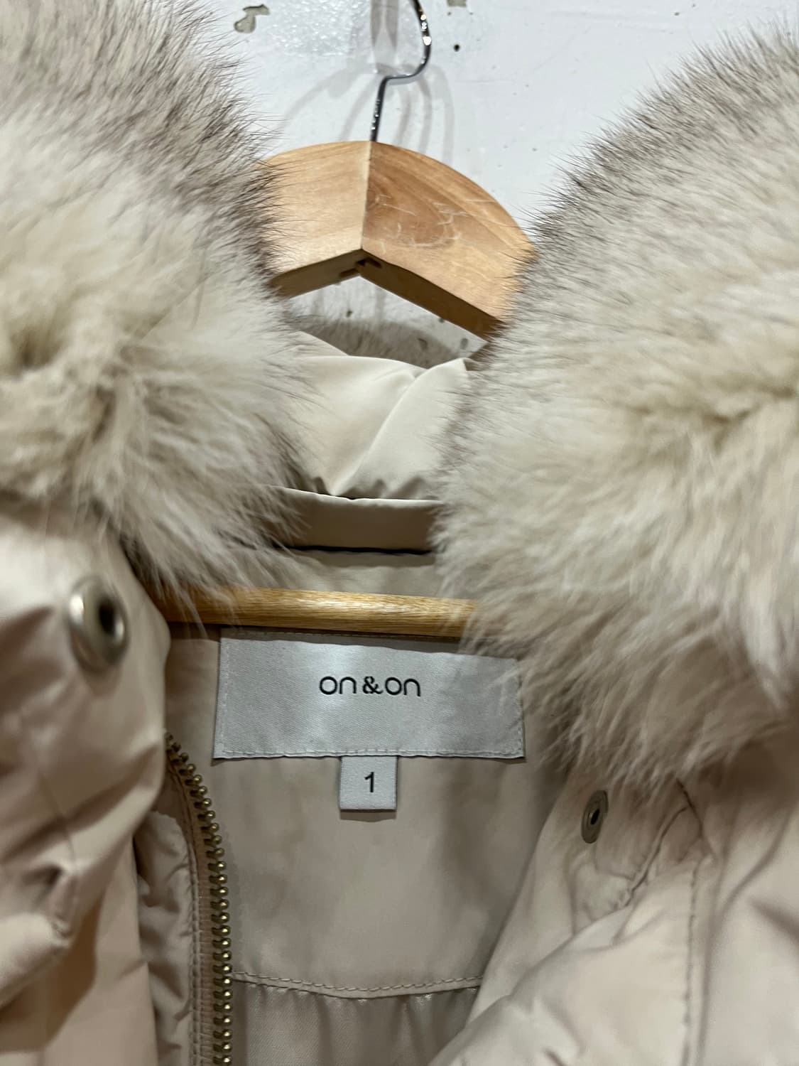 온앤온 구스다운 사가 폭스퍼 패딩 상품이미지4