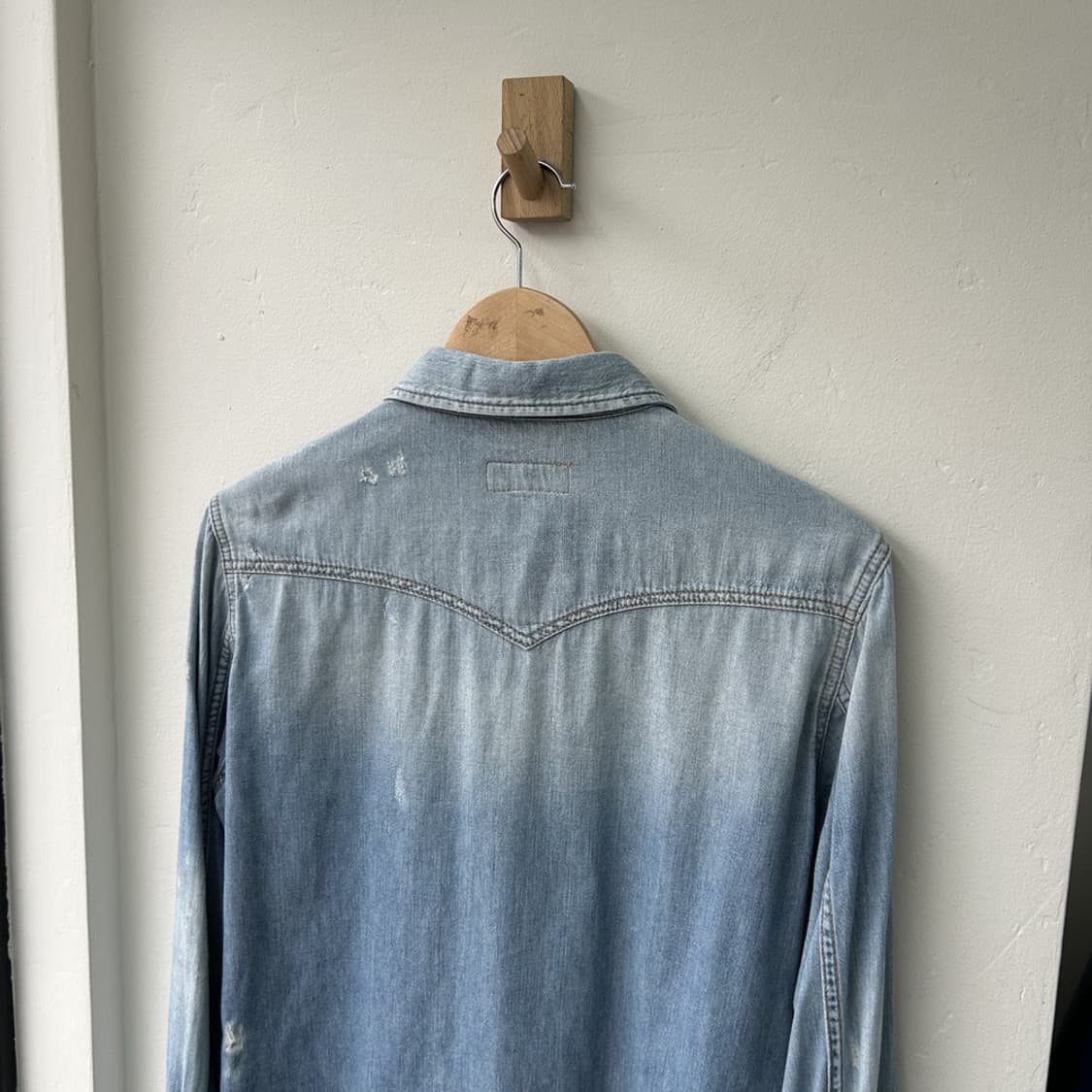 15981 - 생로랑 디스트레스드 데님 셔츠 상품이미지5