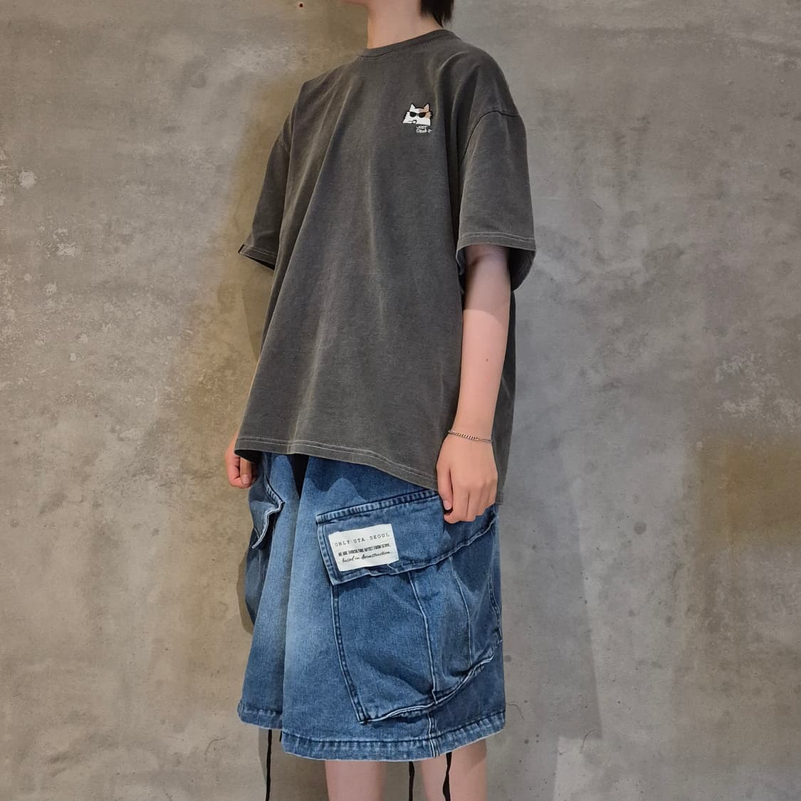 힙캣 JUST DRINK IT 자수 티셔츠(차콜.피그먼트워싱) 상품이미지6