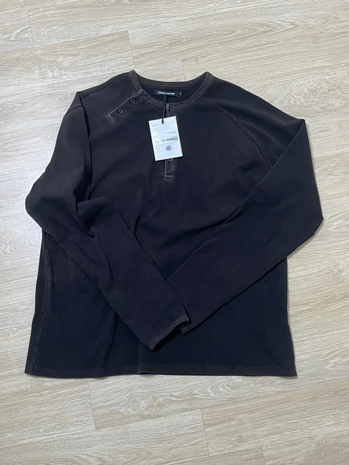 해칭룸 더블 헨리넥 블랙 M 팝니다. 상품이미지1